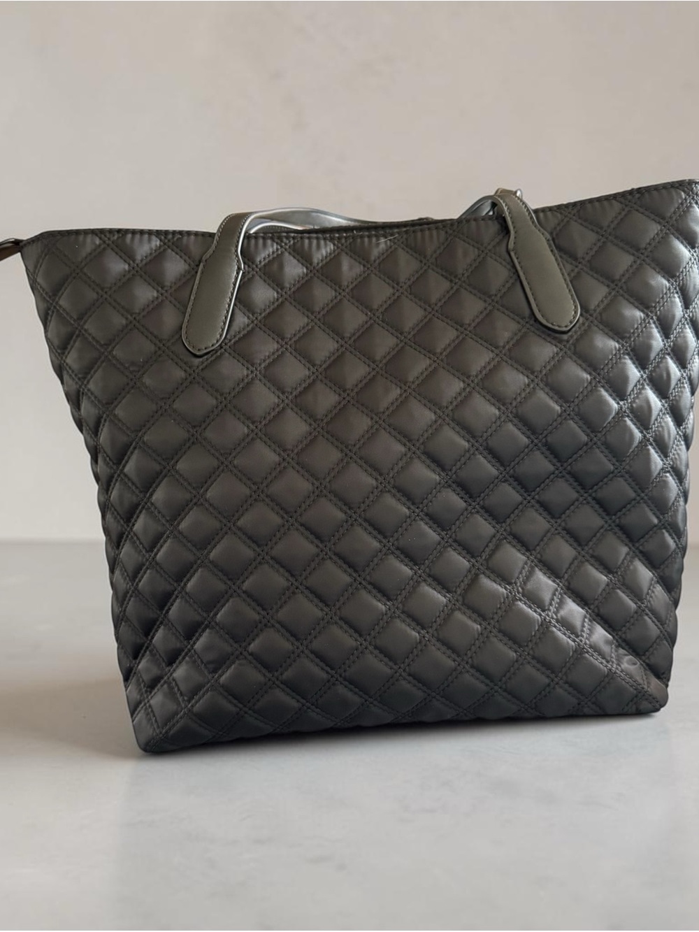 GUESS Jaxi Top Quilted Zip Tote - Picture 4 of 13